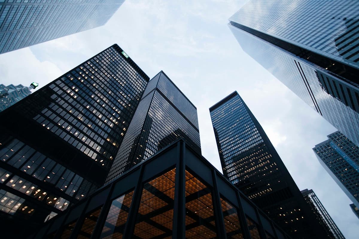 Immeuble moderne symbolisant les administrations publiques