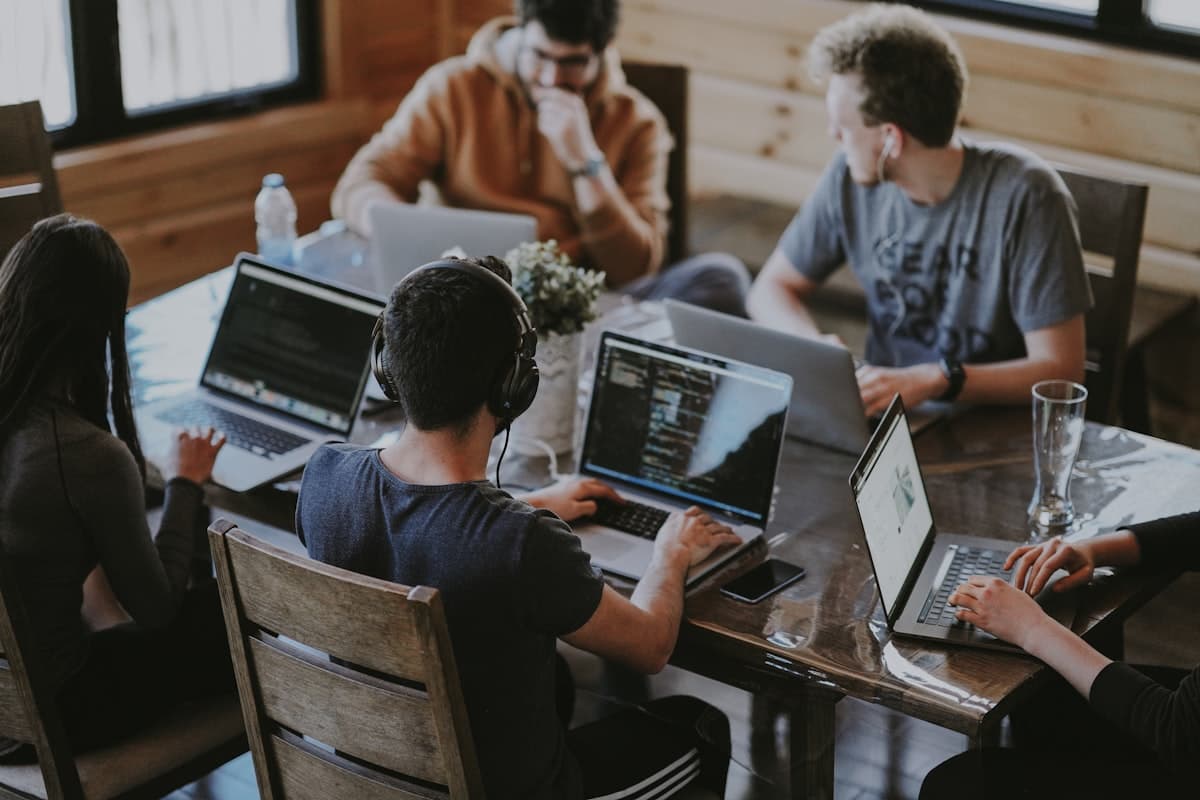 Équipe collaborant autour d'une table
